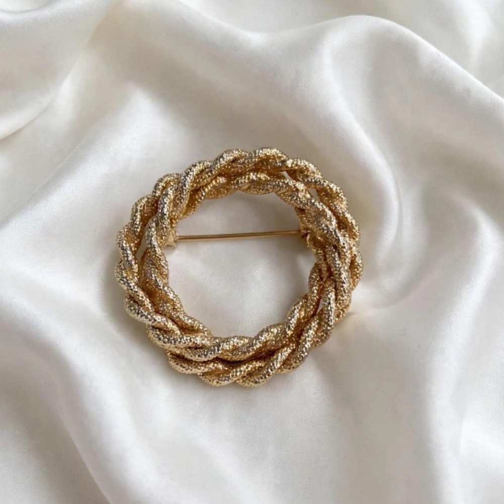 “VTG” Gold Tone Double Twisted Rope Circle Brooch Scarf Lapel Pin
